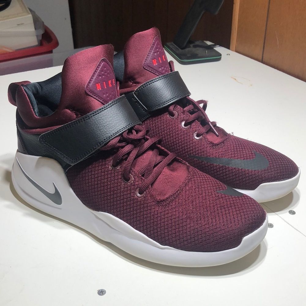 Nike Men's Burgundy and Black Low-Top Sneakers